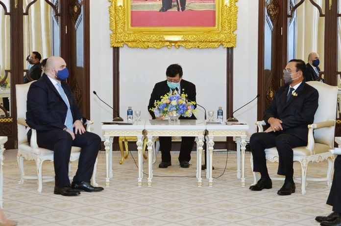The Ambassador of the Republic of Kosovo, Muhamet Brajshori (left), Prime Minister Prayut Chan-o-cha (right).
