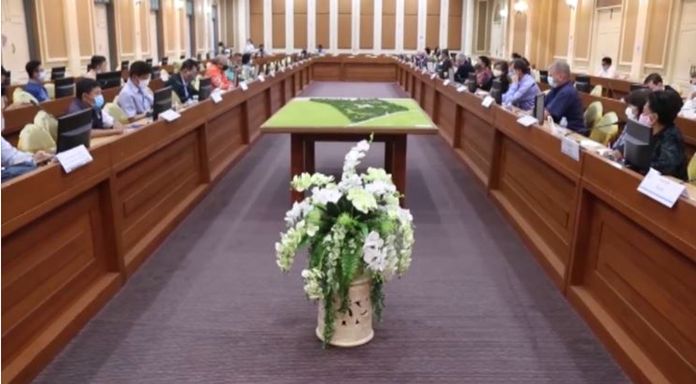 Governor Pakpong Tawipat held the meeting with diplomatic corps of 16 countries on Friday to update on the COVID-19 pandemic in Phuket.