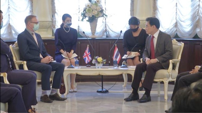 Thai Commerce Minister, Jurin Laksanawisit (right) met with British Ambassador, Brian John Davidson (left) at Government House on Friday.
