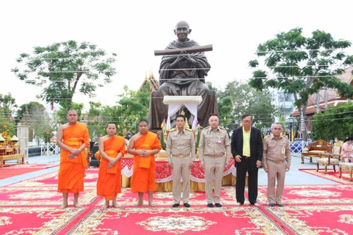 Minister Tewan Liptapallop (center) attended an event at Rakhang Khositaram temple to commemorate the 148th anniversary of the passing of Somdet Phra Buddhacarya (To Brahmaramsi).