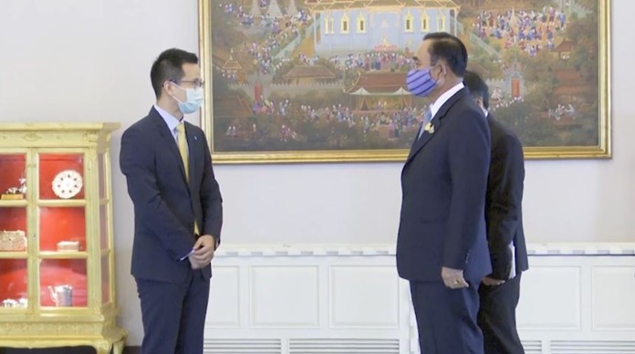 Huawei Technologies Thailand CEO Abel Deng (left) and Prime Minister Prayut Chan-o-cha (right).