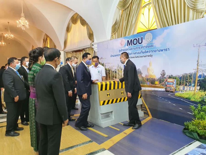 Prime Minister, Gen. Prayut Chan-o-cha signed an agreement to use rubber in road construction throughout Thailand.