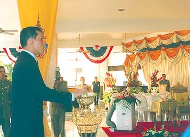 His Majesty opens the ceremonial curtain to reveal the RVYC signboard inaugurating the new clubhouse in 2005.