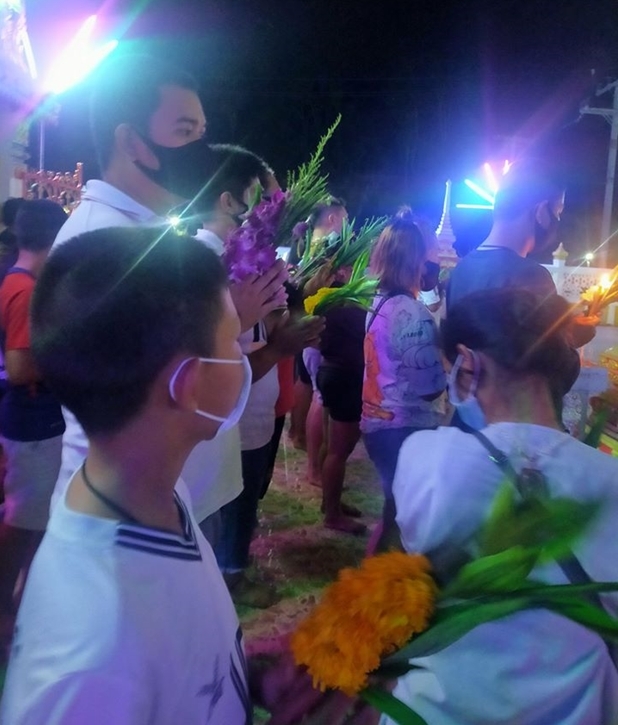 In the evening, Buddhists performed the Wein Thein triple circumambulation ceremony at Wat Boonsamphan.