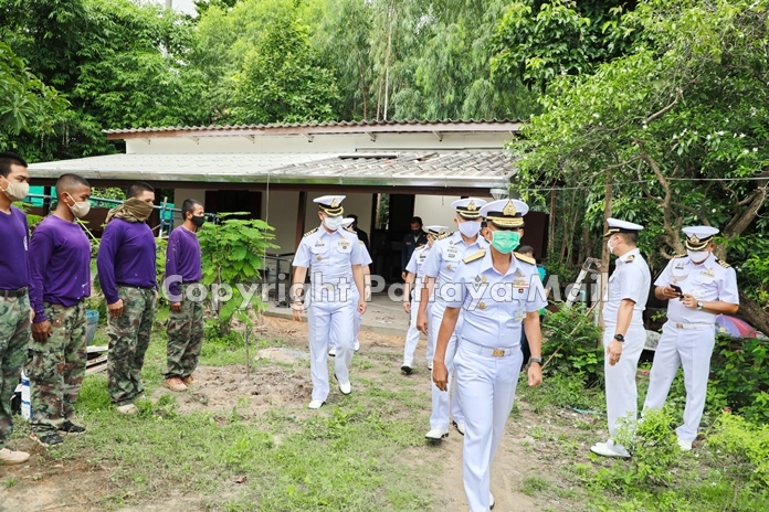 The rear admiral brought sailors to repair retired sailor Prasert Lim’s home.