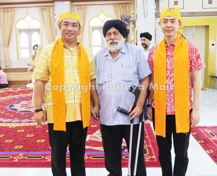 Amrik Singh Kalra most respected Chairman of the Sikh and Indian community of Pattaya greets Mayor Sonthaya Khunplome (left) and Deputy Mayor Poramet Ngampiches (right) during the Guru Gobind Singh Ji Gurpurab celebrations in Pattaya.