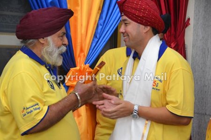 Amrik Singh greets former mayor Itthiphol Khunplome and presents him with the Siropa in celebration of the Sikh temple’s 25th anniversary on 26 October 2015.