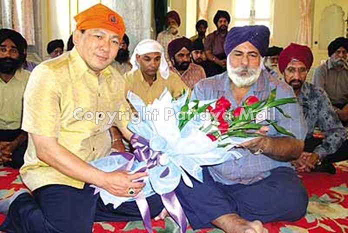 Old friend Chanyuth Hengtrakul presents a bouquet to Amrik Singh to congratulate him on achieving another milestone in his life.