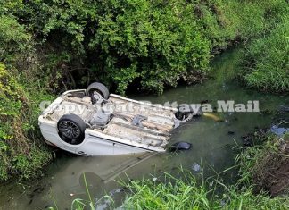 Thai navy officers rescue couple from sinking car in Sattahip
