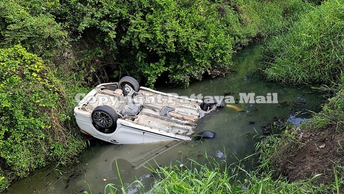 Two naval officers saved a couple from drowning after their car overturned into a Sattahip canal.