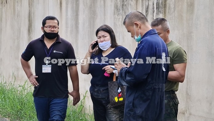 Marine Corps Lt. Cmdr. Boon Khumklong and Naval Rating School Sgt. Major Chaitat Pattanarangka (both standing right) jumped into the Kanda Canal behind Lertpanya School to pull Pradipat Sathorn and Songsang Inkard (bot standing left) out of their sinking Toyota Vios.