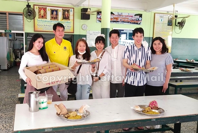 Banjong Banthoonprayuk and family accompanied by members of the Lions Club Pattaya-Taksin hosted lunch for children with impaired vision at the Redemptorist School for the Blind.