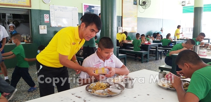 Banjong Banthoonprayuk celebrates his birthday by hosting lunch for blind students.