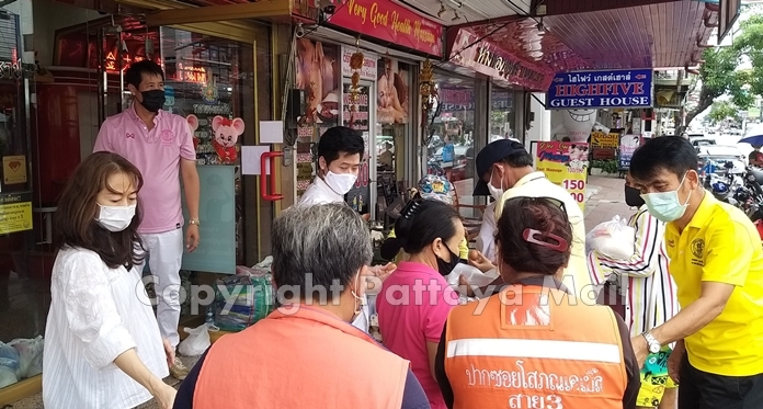 In the morning, 300 bags of rice and dried foods were distributed at Thongdee Yaowarach gold shop on Central Pattaya Road.