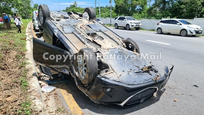 A Sattahip steel shop owner and his young nephew were injured when they hit and tree and overturned on Sukhumvit Road.