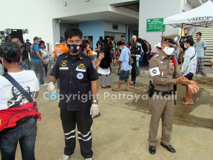 Officers from Pattaya Police Department and medical staff from Sawang Boriboon make sure everything runs smoothly.
