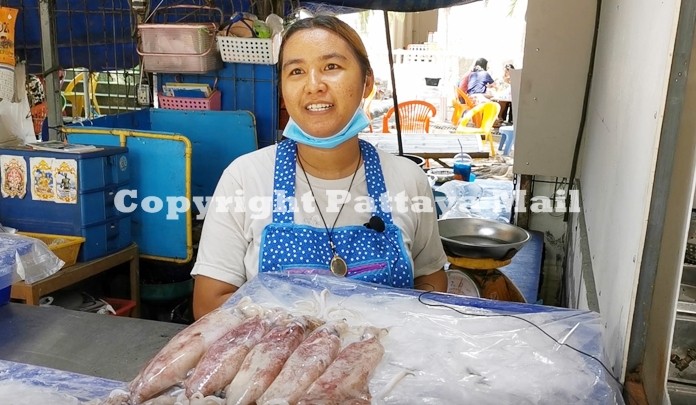 Radchanee Jantakien a fresh squid vendor at Lan Pho Market said that sales were brisk during the long weekend.