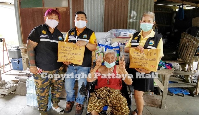 Grandma Yasothin never seemed so happy as when the team from Thailand Fighting Fighting Team came by to visit her.