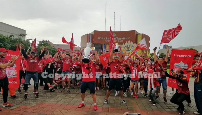 Liverpool fans made a stop at Pattaya City Hall for a small celebration.