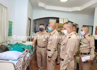 Thai Navy Commander visits sailor’s ill mother