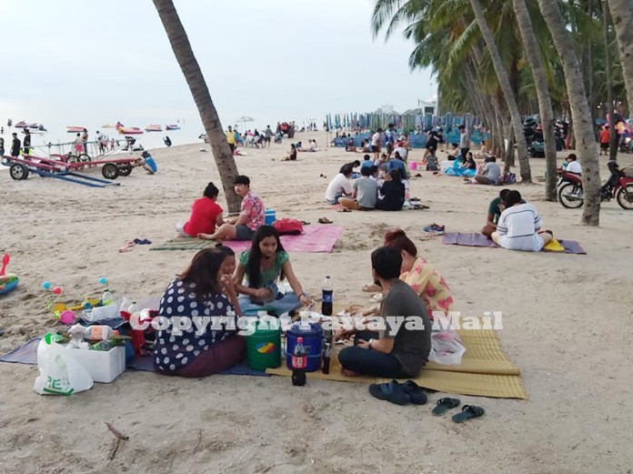 Local tourists enjoying the old-fashioned picnic on Bang Saen beach.