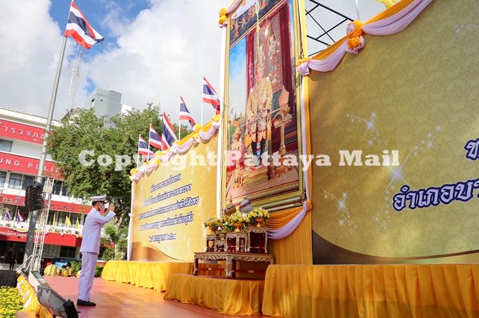 Amnart Charoensri, Banglamung District Chief leads municipality and local administration officers in a ceremony to pledge their allegiance to HM the King.