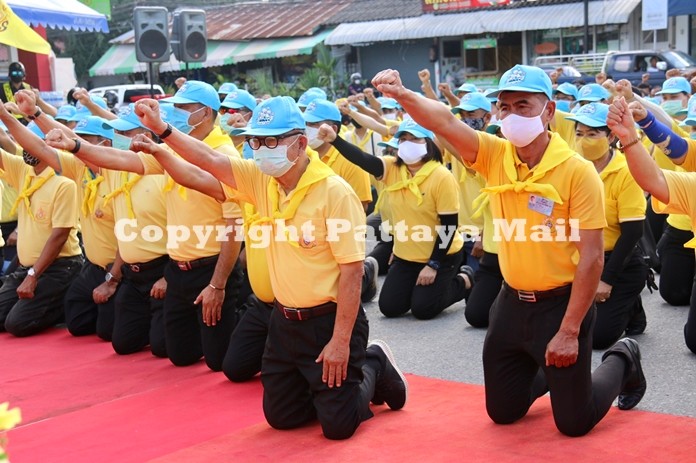 Mai Chaiyanit Mayor of Nongprue Municipality organised a “we do good for nation, religion, and monarchy” rally at Wat Suthawas Temple.