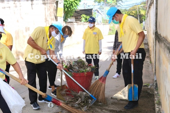 Nongprue residents to good deeds by cleaning up their community.
