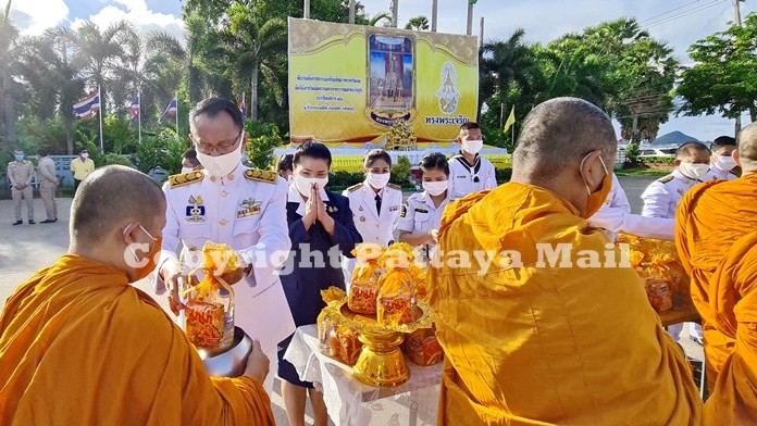 Anucha Intasorn, Sattahip District Chief Officer led government officials and Sattahip residents in making merit by giving alms to 69 monks.