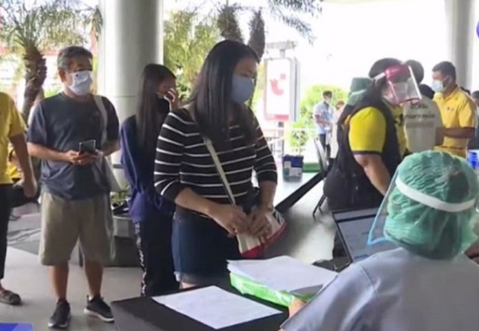 At Central Plaza Rayong, many people showed up in the morning to seek COVID-19 tests.