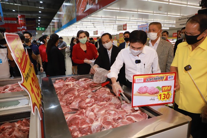 The Deputy Prime Minister and Commerce Minister, Jurin Laksanawisit, inspected the price of pork at Makro Nakorn-In, Bangkok.