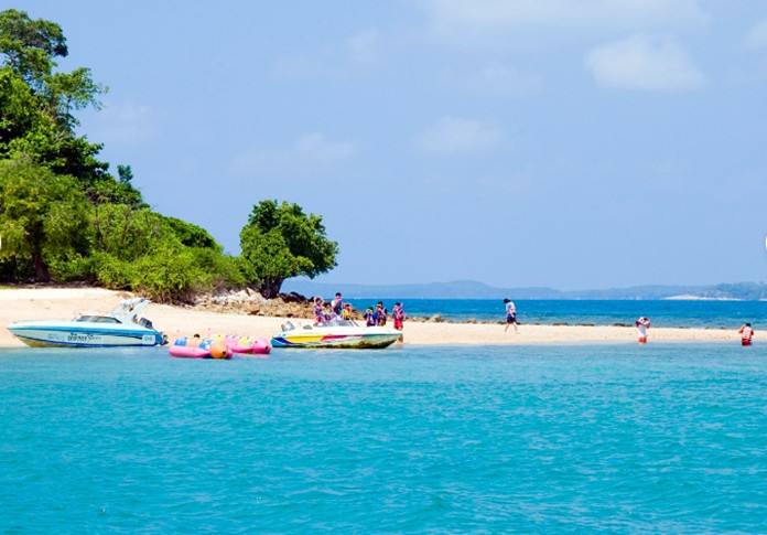 Rayong is a suitable city of visitors who love beaches, seas, wind, sunlight and islands. One of the main attractions is Koh Samet, the island for beach and adventure lovers.