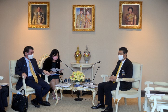 The President of the Japan External Trade Organization (JETRO) office in Bangkok, Mr. Taketani Atsushi (left), and Prime Minister’s Office Minister Tewan Liptapanlop (right).