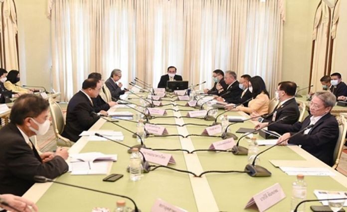 Prime Minister Prayut Chan-o-cha meets economic advisors to discuss assistance for small and medium-sized enterprises (SMEs).