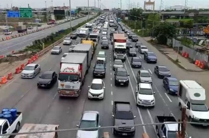The massive return causing traffic congestion on all roads and highways heading to Bangkok on the last day of the extended holiday.