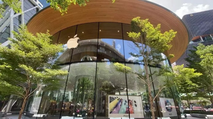 Located in Ratchaprasong area, Bangkok, Apple Central World with the first ever all-glass design is housed under a Tree Canopy roof.