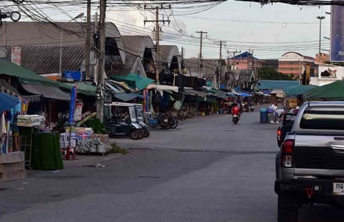 Sa Kaeo province border crossing in need for reopening as Cambodian vendors are ready to take their merchandise from the Thai side back to Cambodian town off Poipet on July 15.