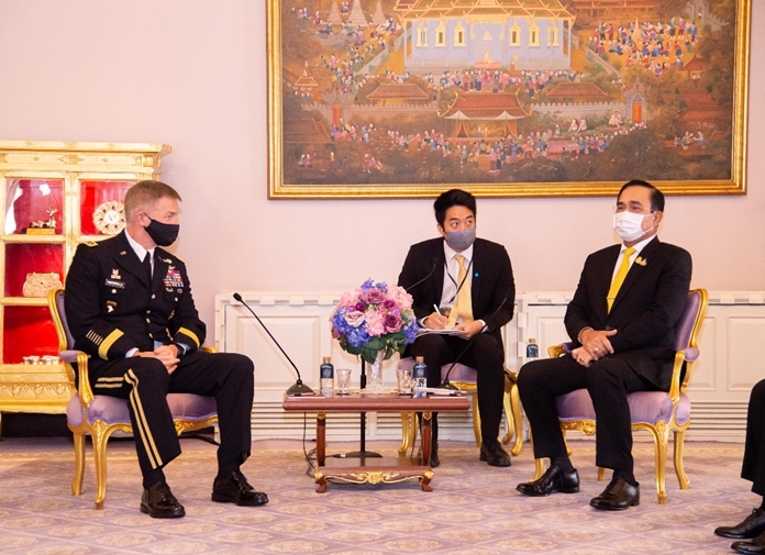 Prime Minister Gen. Prayut Chan-ocha (right), and U.S. Army Chief of Staff James C. McConville (left).
