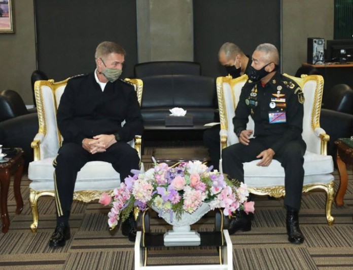 Commander in Chief of the Royal Thai Army, Gen Apirat Kongsompong (right) welcomed US Army Chief of Staff, Gen James McConville (left).