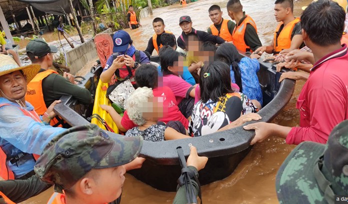 The rescuing order responded to flash floods in six sub-districts of the provincial seat, Chiang Khan and Pak Chom districts in the northeastern province on Aug 1 night.
