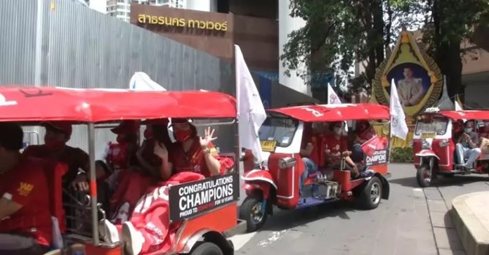 Liverpool F.C. fans took the streets of Silom and Sathon in Bangkok on Tuk Tuk.