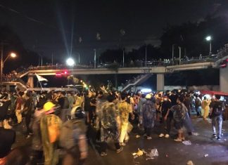 Tear gas and gunshots wound 55 Thai protestors in Bangkok