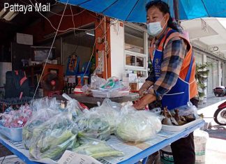 Pattaya motorcycle-taxi turns to selling vegetables, eggs