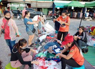 Pattaya bargirls turn market vendors during 2nd shutdown
