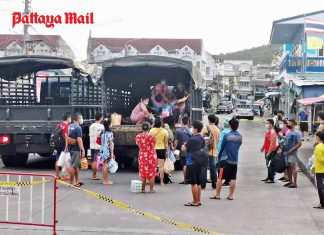 Military herds Sattahip Market Covid-19 patients into quarantine