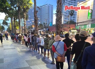 Twilight food queues on Jomtien beach road are lengthening