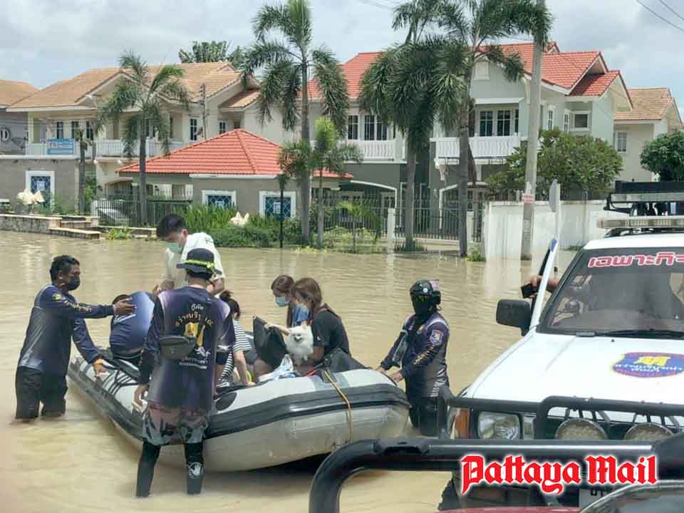 Pattaya-News-3-Sep-08-04-Conson-storm-sinks-Soi-Wat-Boon-5-village-pic-1.jpg