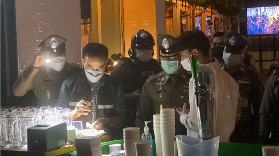 Bangkok police raid premises serving alcoholic beverages to customers after nightly deadline