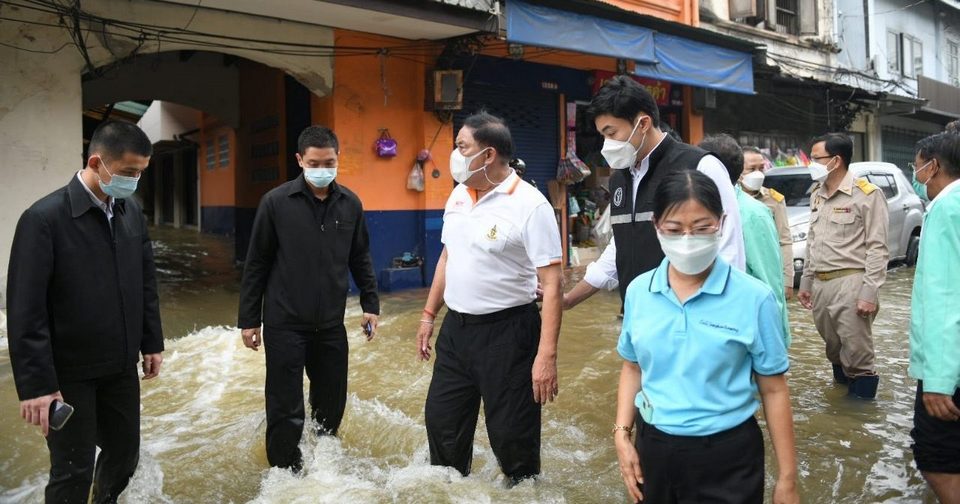 t-12-Bangkok-installs-sandbags-to-protect-communities-from-Chao-Phraya-River-overflow-1.jpg