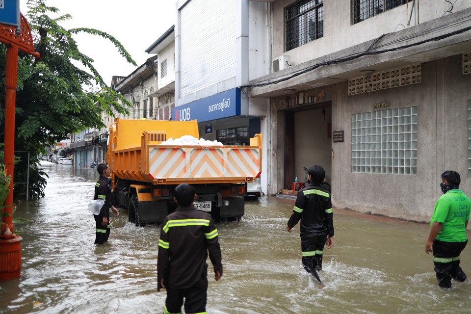 t-12-Bangkok-installs-sandbags-to-protect-communities-from-Chao-Phraya-River-overflow-2..jpg